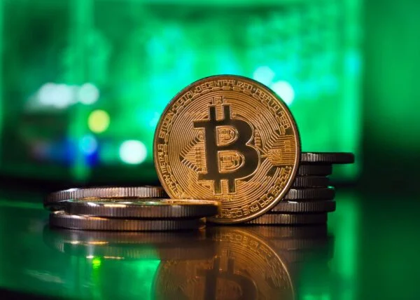 Bitcoin dépasse les 83 000, mais Wintermute prévient que la demande ponctuelle reste inhabituellement faible