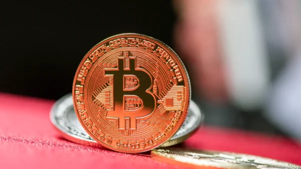 Bitcoin räumt Liquidität bei 84.000 $ ab, während sich wichtige Pools nahe 75.000 $ und 70.000 $ bilden.